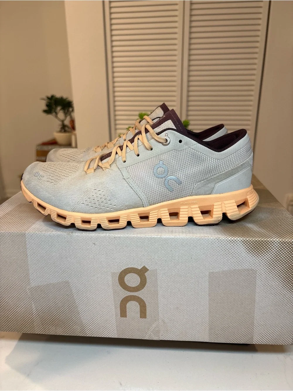 On Cloud Cloud X women’s size 8.5 Running Shoes